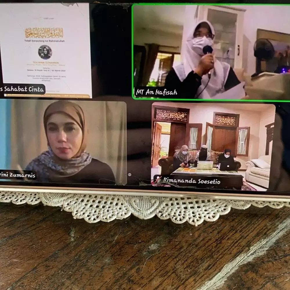 momen tahlilan Rina Gunawan ©Instagram