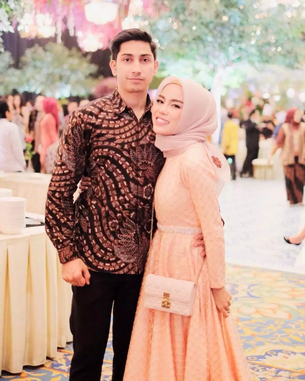 Azhari bersaudara dan pasangan © 2021 brilio.net Azhari bersaudara dan pasangan © 2021 brilio.net