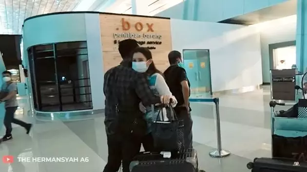 momen Azriel Hermansyah bertemu Sarah Menzel © 2021 brilio.net