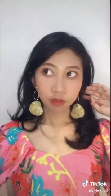 Anting keripik kentang © 2021 brilio.net