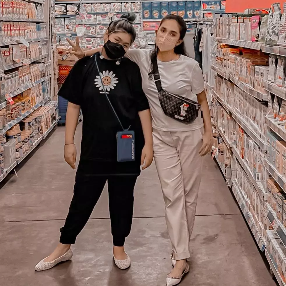 Potret kompak Ussy Sulistiawaty dan anak sulungnya Instagram © 2021 brilio.net