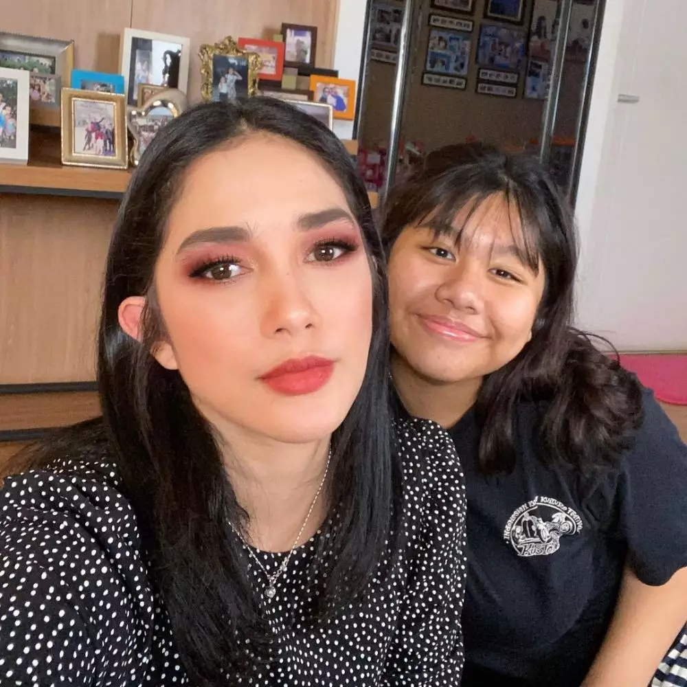 Potret kompak Ussy Sulistiawaty dan anak sulungnya Instagram © 2021 brilio.net