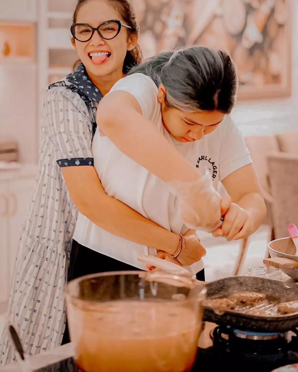 Potret kompak Ussy Sulistiawaty dan anak sulungnya Instagram © 2021 brilio.net