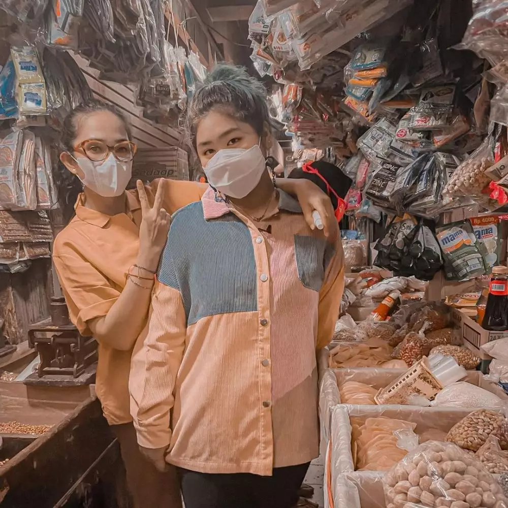 Potret kompak Ussy Sulistiawaty dan anak sulungnya Instagram © 2021 brilio.net