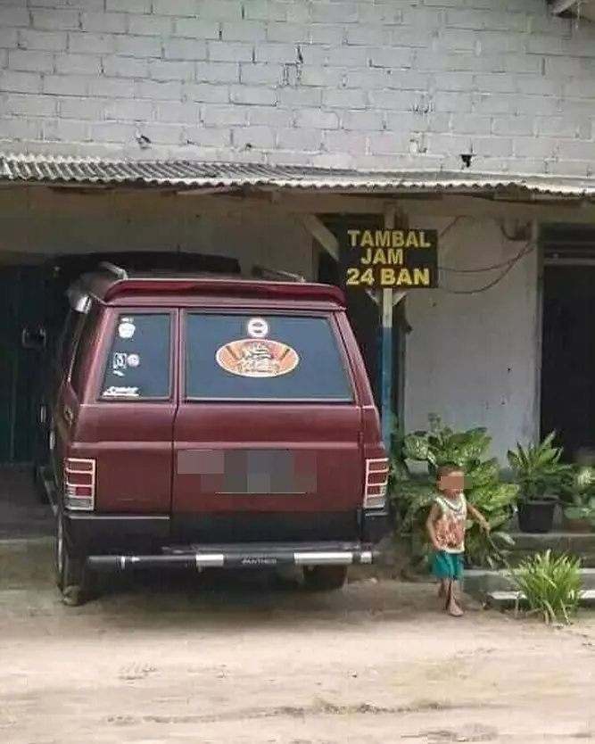 Spanduk dan papan tambal ban © berbagai sumber Spanduk dan papan tambal ban © berbagai sumber