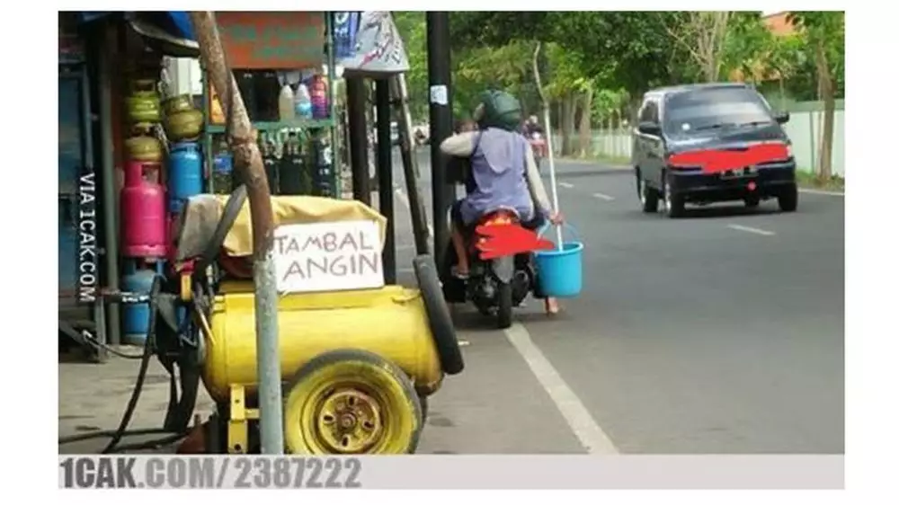 Spanduk dan papan tambal ban © berbagai sumber Spanduk dan papan tambal ban © berbagai sumber