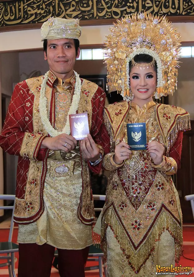 beda gaya pernikahan seleb terpaut usia 15 tahun © berbagai sumber beda gaya pernikahan seleb terpaut usia 15 tahun © berbagai sumber