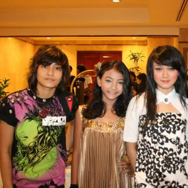 Glenca Chysara foto bareng artis © 2021 brilio.net Facebook