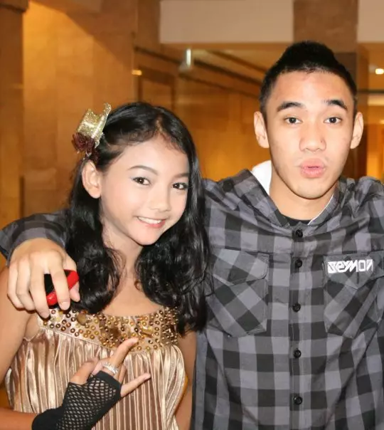 Glenca Chysara foto bareng artis © 2021 brilio.net Facebook