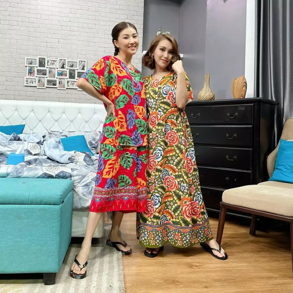 Ayu Ting Ting foto bareng Sarwendah pakai daster © 2021 brilio.net Ayu Ting Ting foto bareng Sarwendah pakai daster © 2021 brilio.net