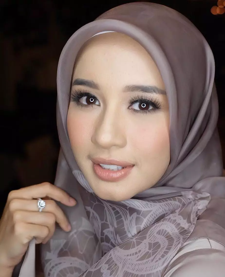 potret Laudya Cynthia Bella bermakeup tebal © 2021 brilio.net potret Laudya Cynthia Bella bermakeup tebal © 2021 brilio.net