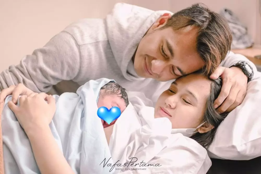 Eza Gionino gelar aqiqah untuk anak kedua © 2021 brilio.net Eza Gionino gelar aqiqah untuk anak kedua © 2021 brilio.net