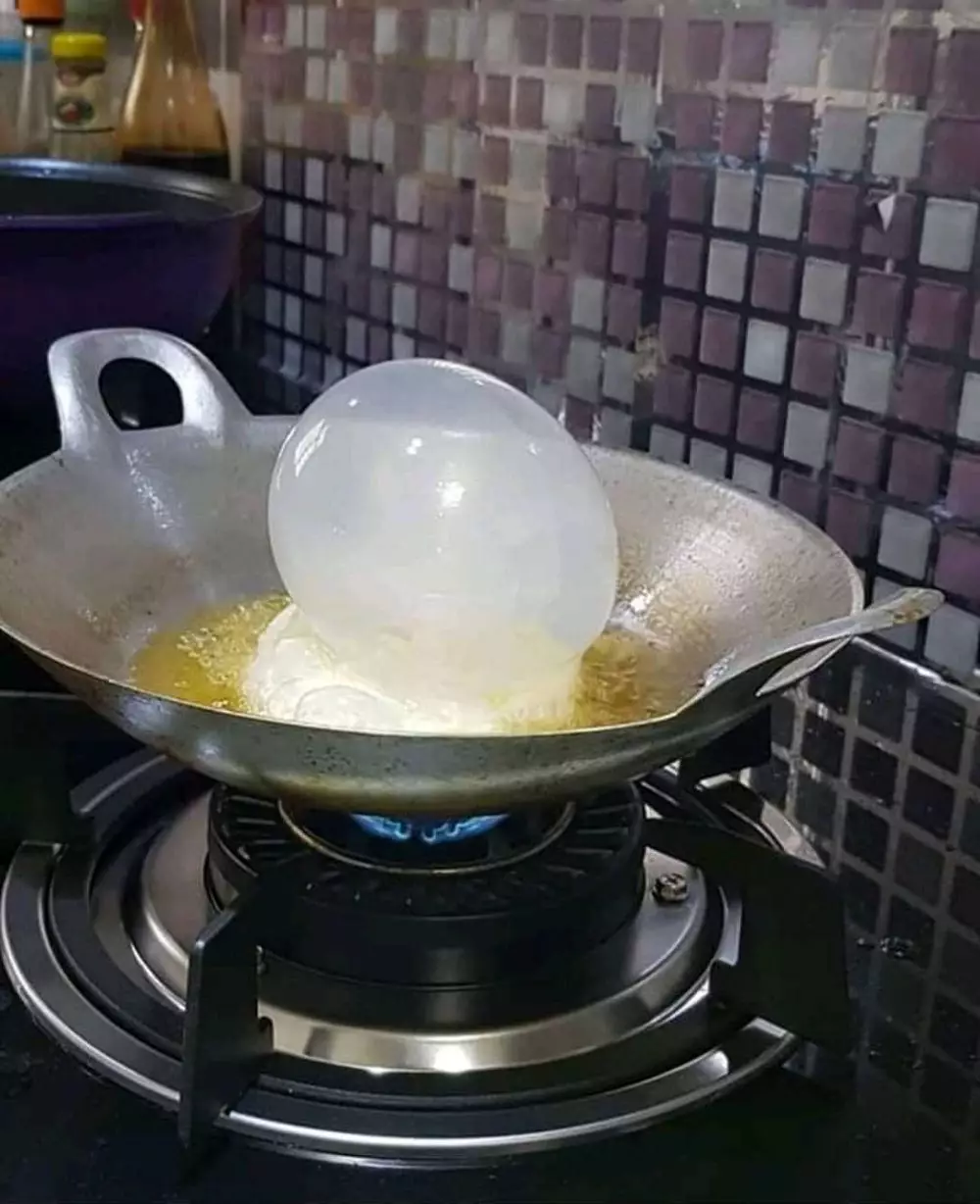 aksi nyeleneh masak telur © Instagram