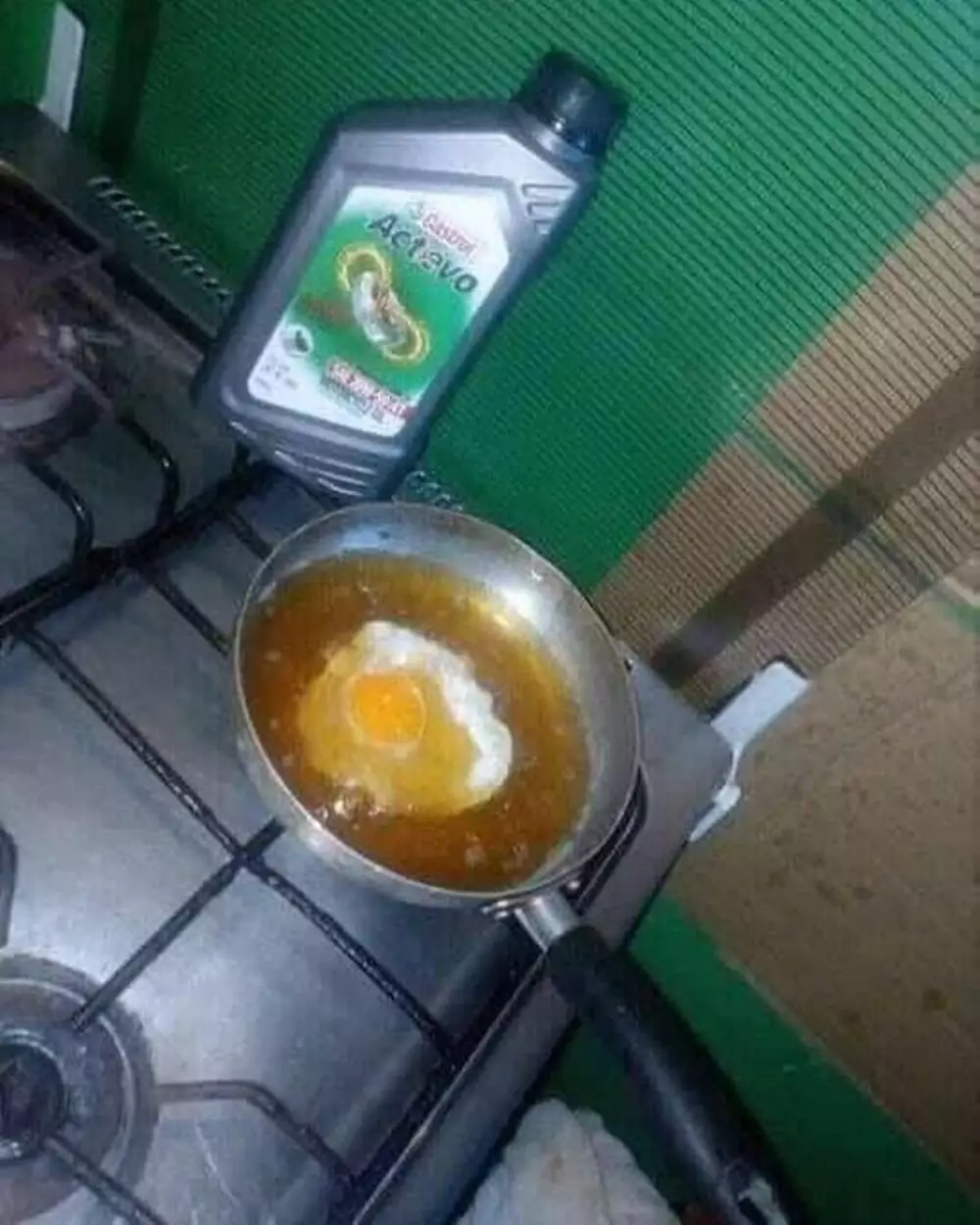 aksi nyeleneh masak telur © Instagram