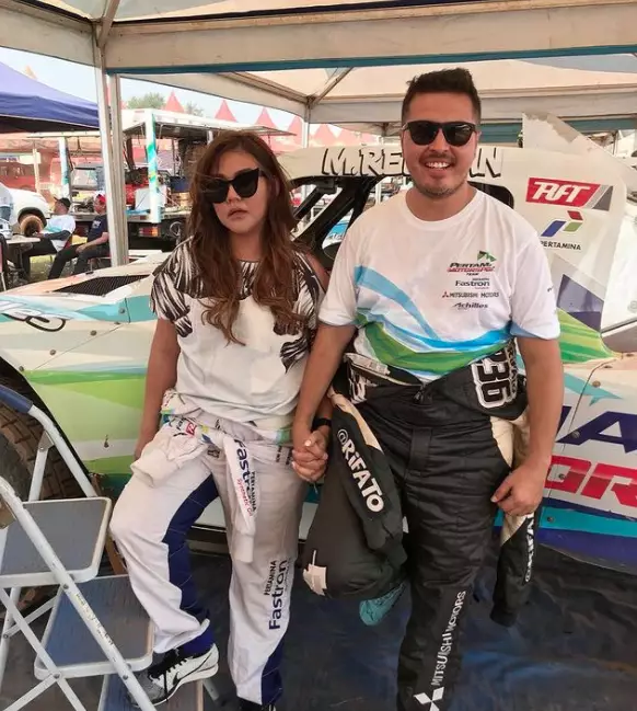 pembalap beristri seleb saat beraksi di lintasan © 2021 brilio.net