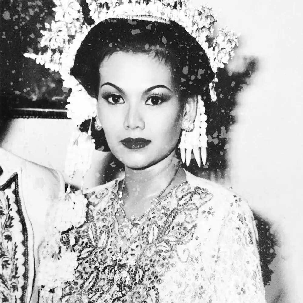 Sarita Abdul Mukti unggah potret lawas saat menikah Instagram © 2021 brilio.net Sarita Abdul Mukti unggah potret lawas saat menikah Instagram © 2021 brilio.net