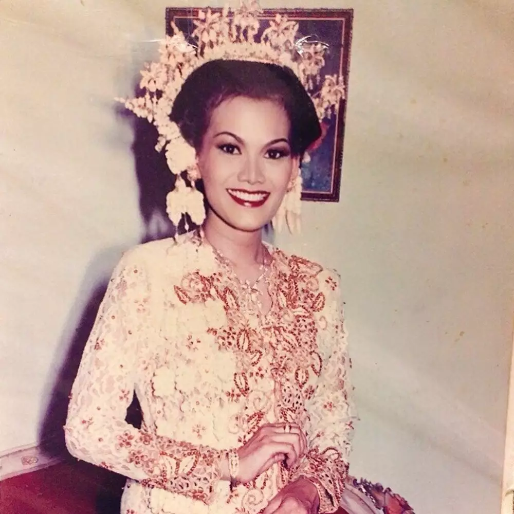 Sarita Abdul Mukti unggah potret lawas saat menikah Instagram © 2021 brilio.net Sarita Abdul Mukti unggah potret lawas saat menikah Instagram © 2021 brilio.net