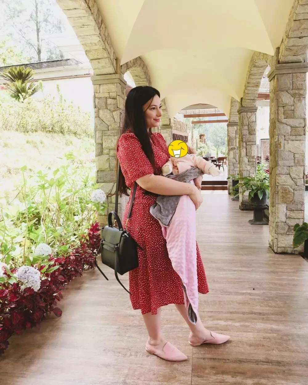 Momen Asmirandah momong anak © Instagram Momen Asmirandah momong anak © Instagram