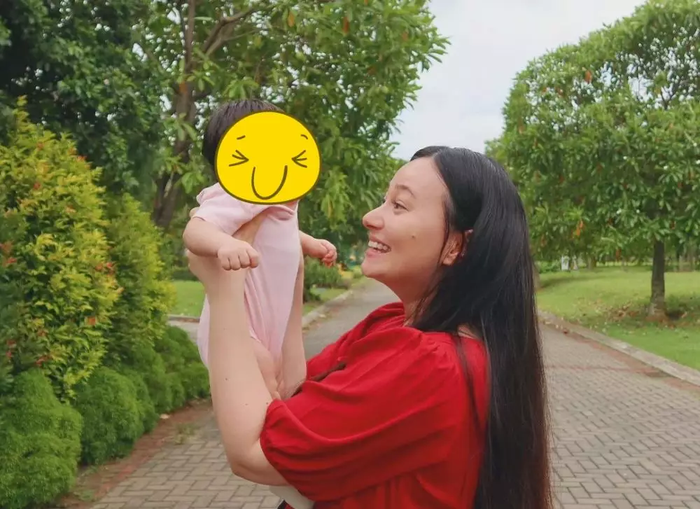 Momen Asmirandah momong anak © Instagram Momen Asmirandah momong anak © Instagram