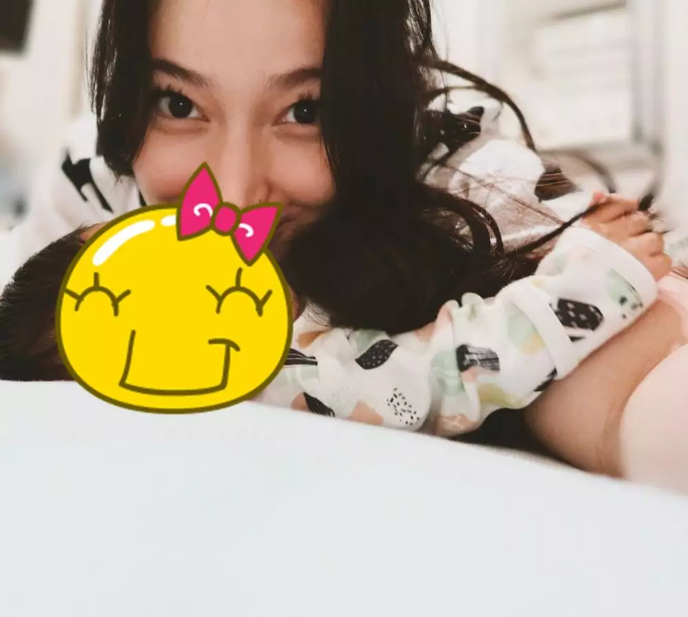 Momen Asmirandah momong anak © Instagram Momen Asmirandah momong anak © Instagram