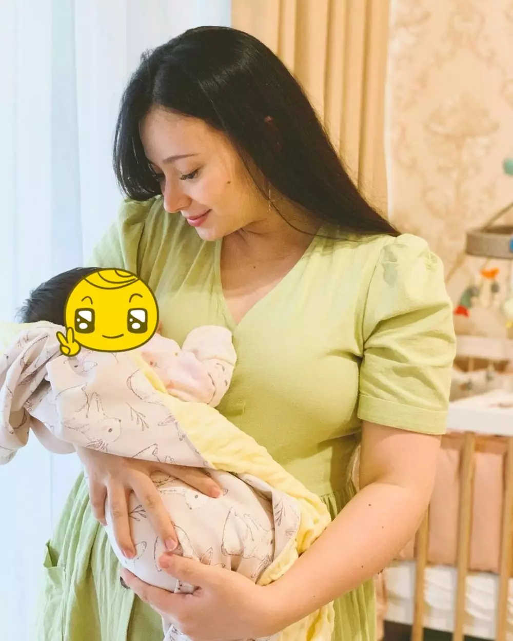 Momen Asmirandah momong anak © Instagram Momen Asmirandah momong anak © Instagram