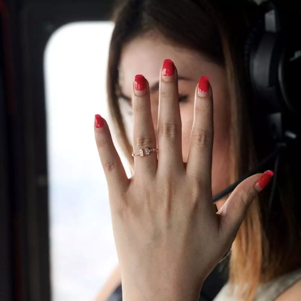 Seleb ini lamar kekasih di atas kapal dan helikopter Instagram