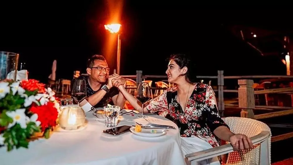 Seleb ini lamar kekasih di atas kapal dan helikopter Instagram