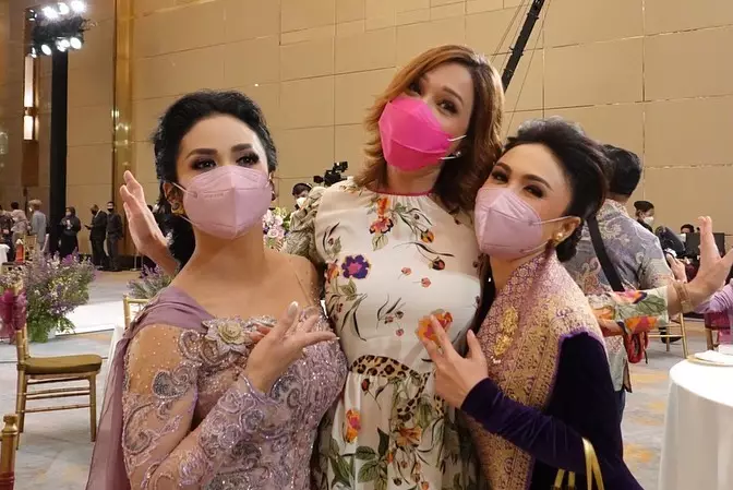 gaya seleb dilamaran atta aurel © Instagram