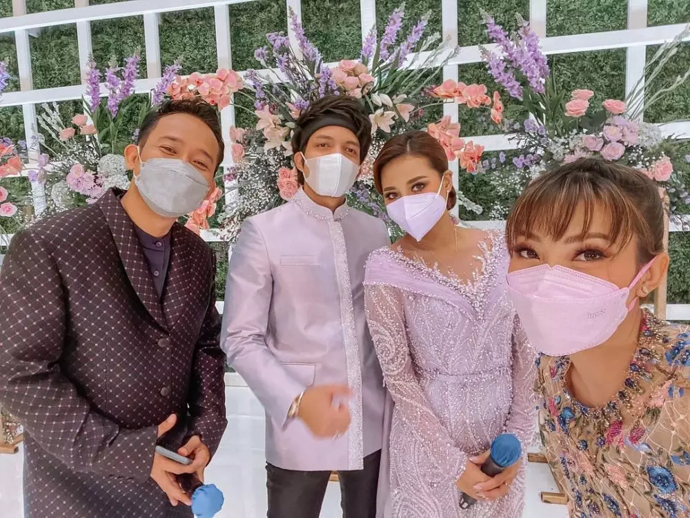 gaya seleb dilamaran atta aurel © Instagram