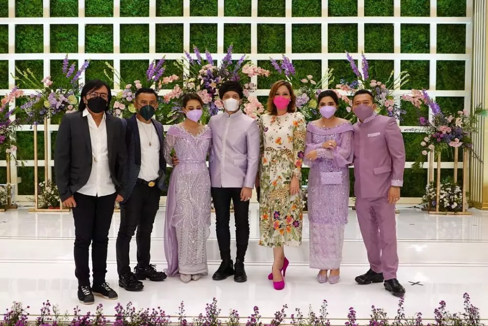 gaya seleb dilamaran atta aurel © Instagram