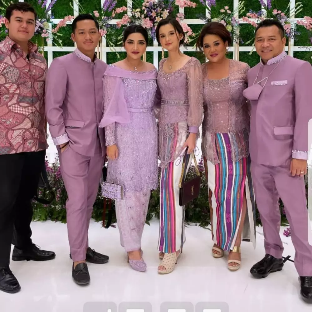 gaya seleb dilamaran atta aurel © Instagram