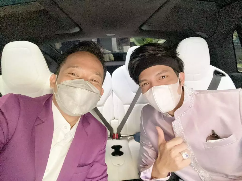 gaya seleb dilamaran atta aurel © Instagram