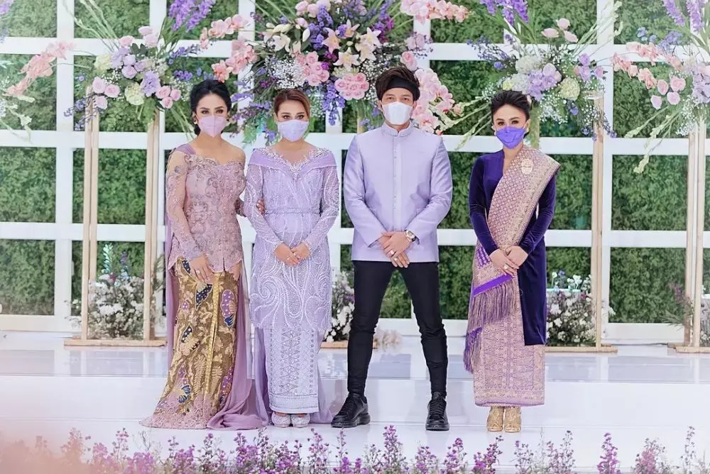 Krisdayanti di lamaran Atta-Aurel © 2021 brilio.net Krisdayanti di lamaran Atta-Aurel © 2021 brilio.net