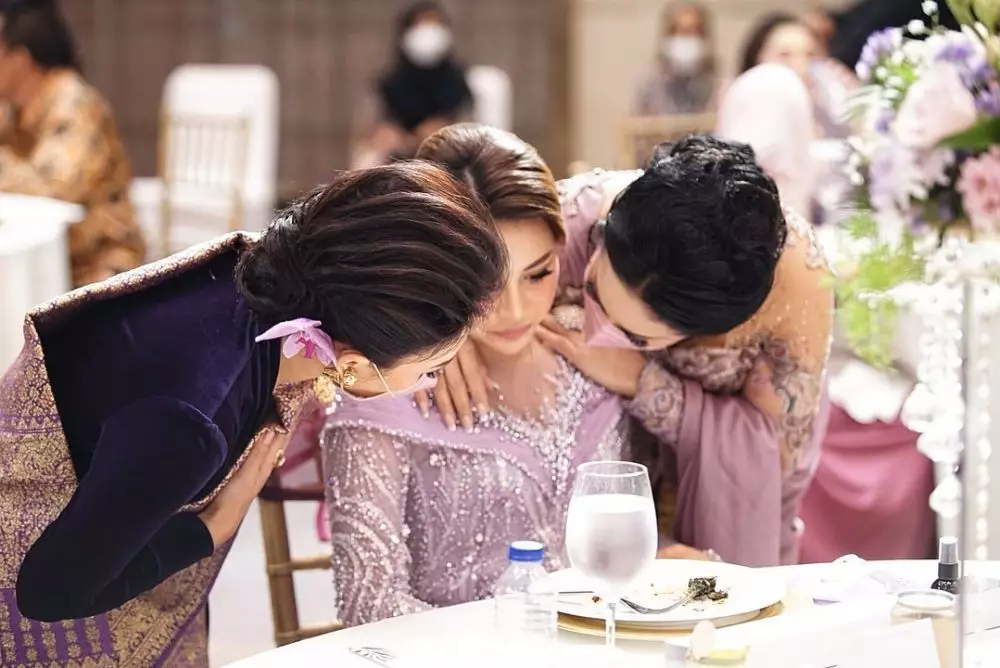 Krisdayanti di lamaran Atta-Aurel © 2021 brilio.net Krisdayanti di lamaran Atta-Aurel © 2021 brilio.net