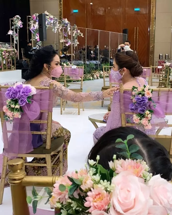 Krisdayanti di lamaran Atta-Aurel © 2021 brilio.net Krisdayanti di lamaran Atta-Aurel © 2021 brilio.net