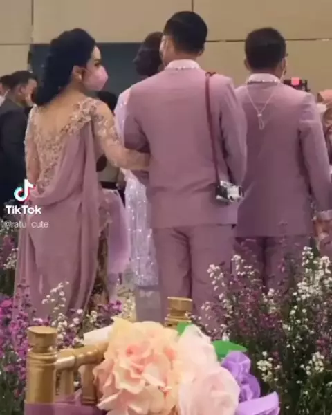 Krisdayanti di lamaran Atta-Aurel © 2021 brilio.net Krisdayanti di lamaran Atta-Aurel © 2021 brilio.net