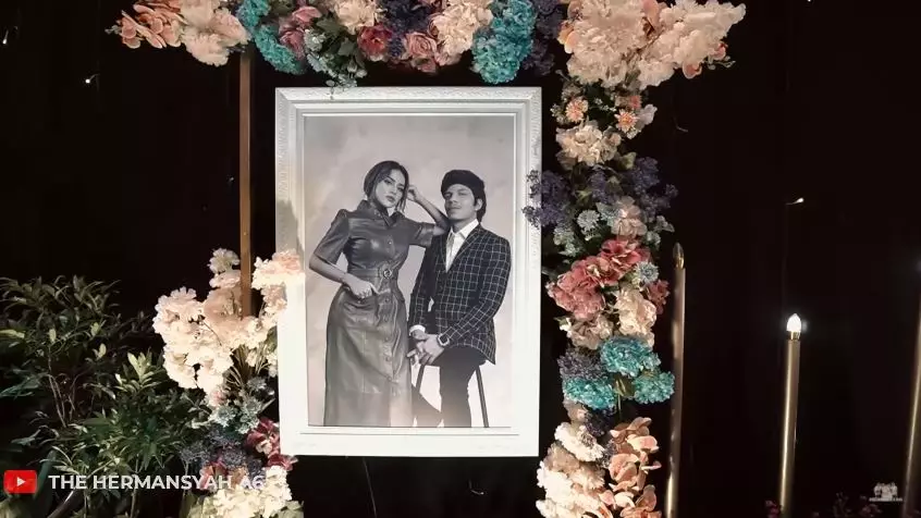 potret dekorasi lamaran atta dan aurel © YouTube