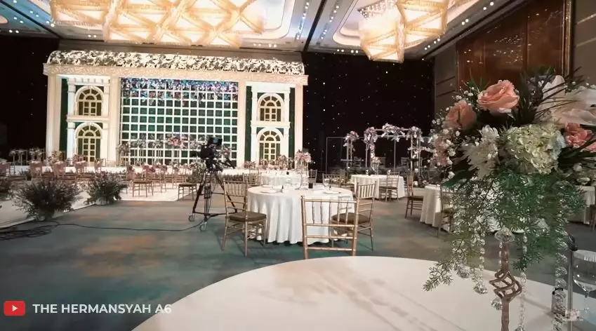 potret dekorasi lamaran atta dan aurel © YouTube