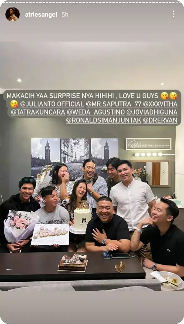 kejutan ultah Atries Angel © berbagai sumber