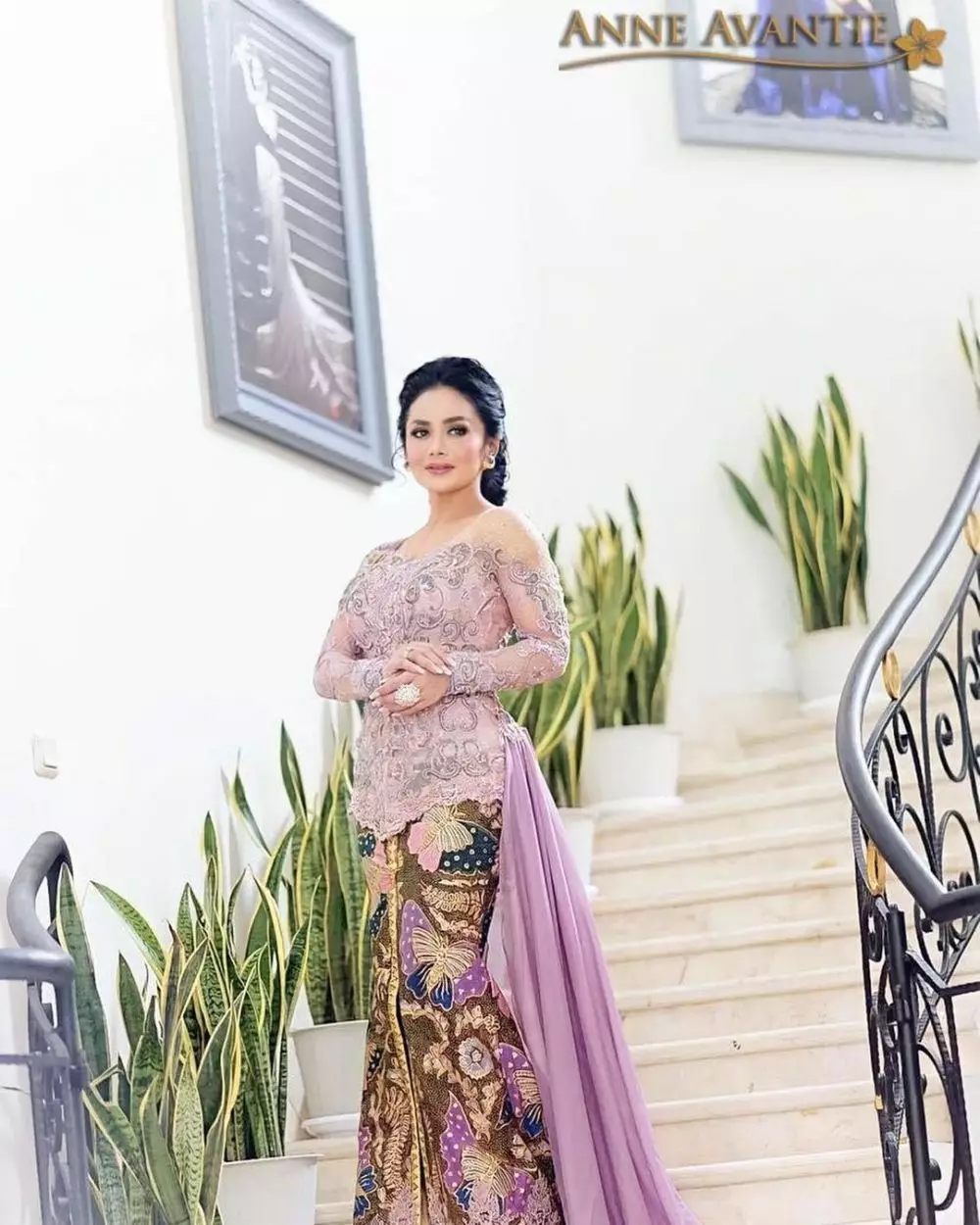 kebaya Krisdayanti saat lamaran Aurel  © 2021 brilio.net