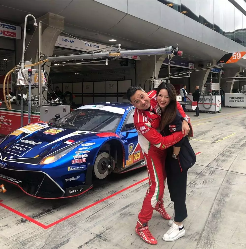 Julie Estelle dampingi suami balapan © Instagram