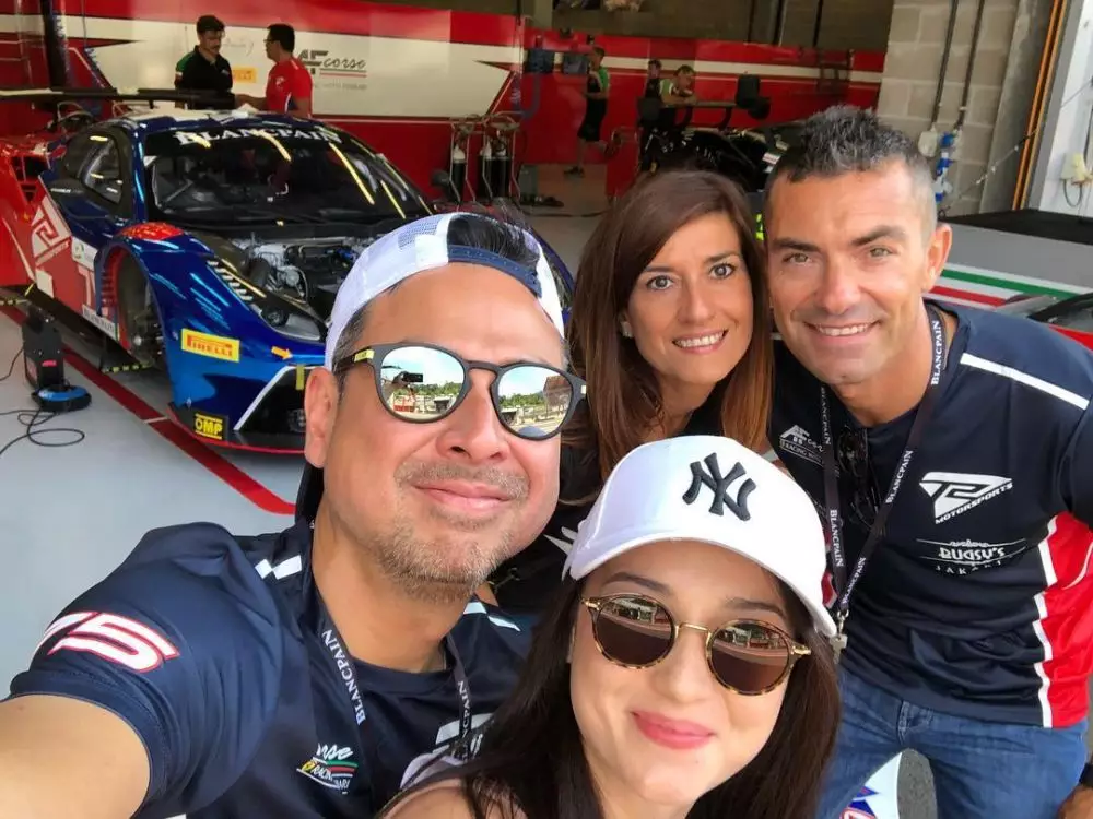 Julie Estelle dampingi suami balapan © Instagram