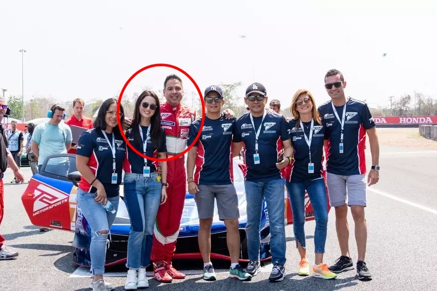 Julie Estelle dampingi suami balapan © Instagram