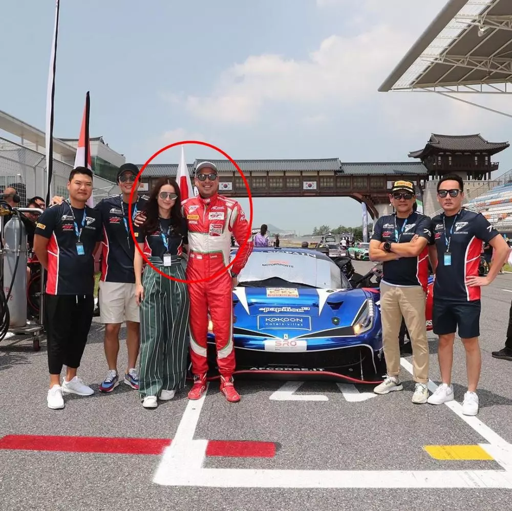 Julie Estelle dampingi suami balapan © Instagram