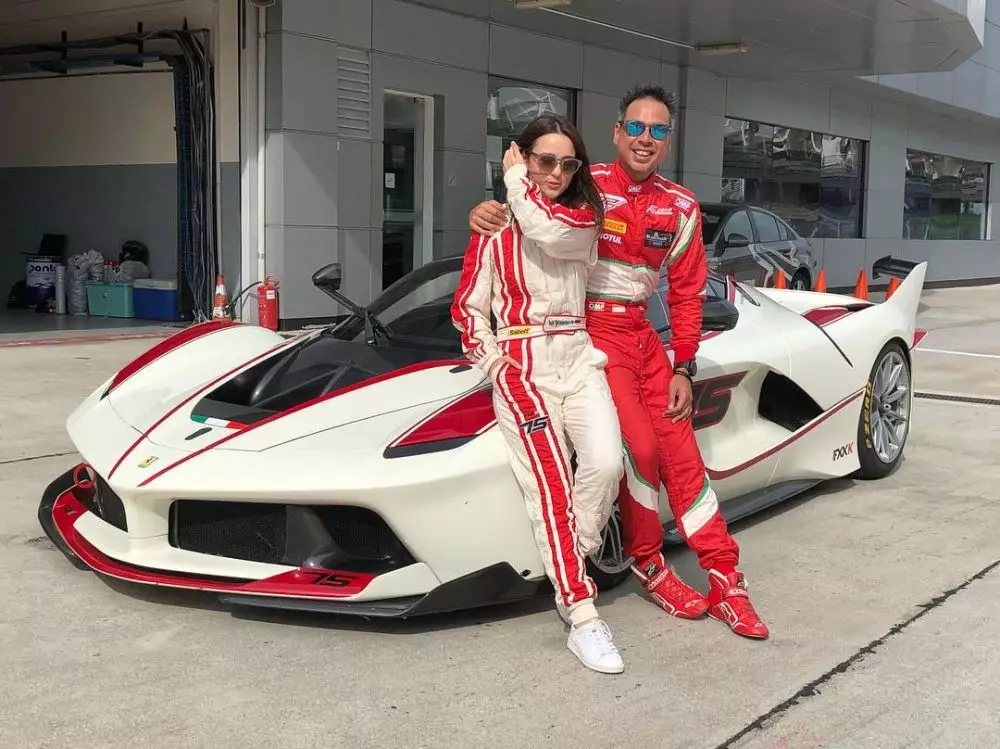 Julie Estelle dampingi suami balapan © Instagram