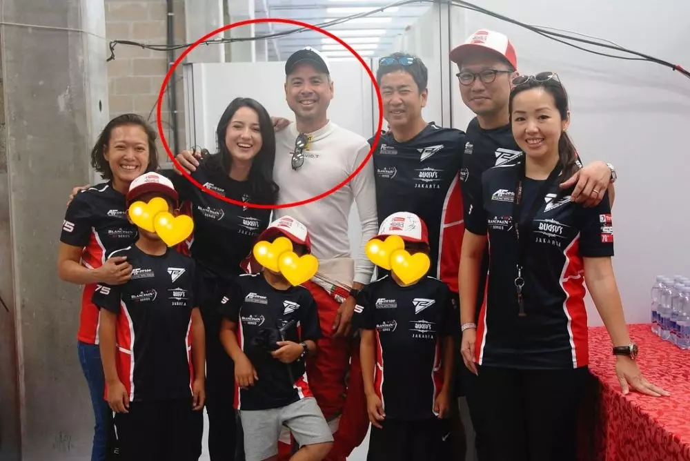 Julie Estelle dampingi suami balapan berbagai sumber