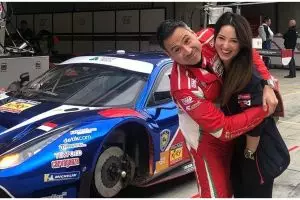 8 Gaya Julie Estelle dampingi suami di arena balap, jarang terekspos