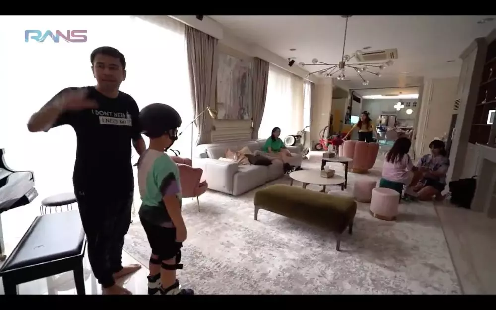 Raffi Ahmad bermain skate di ruang tamu YouTube