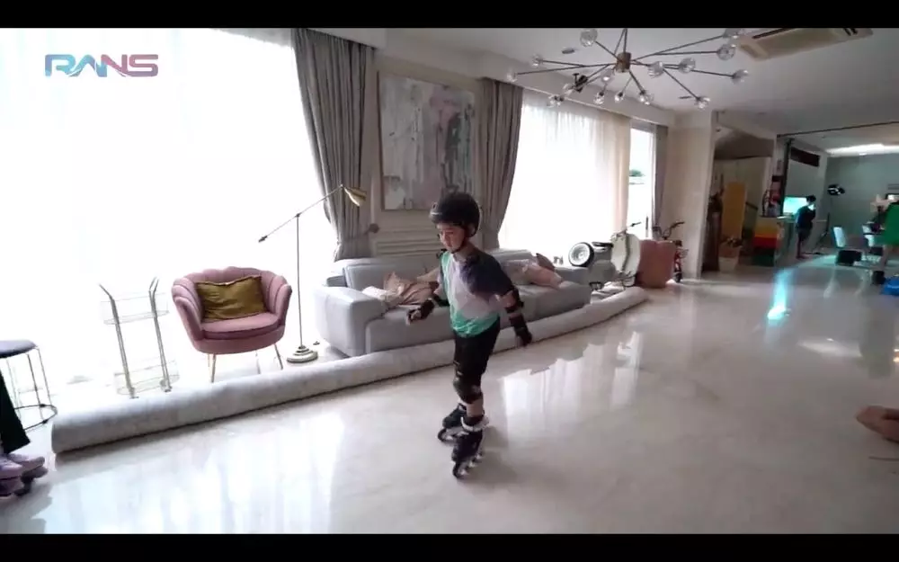 Raffi Ahmad bermain skate di ruang tamu YouTube