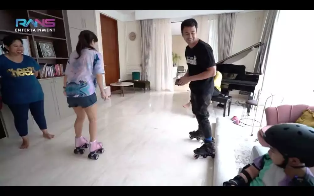 Raffi Ahmad bermain skate di ruang tamu YouTube
